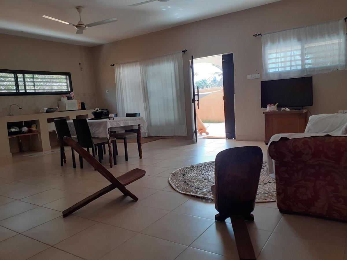 Pombo Kunda Villa Sanyang Buitenkant foto
