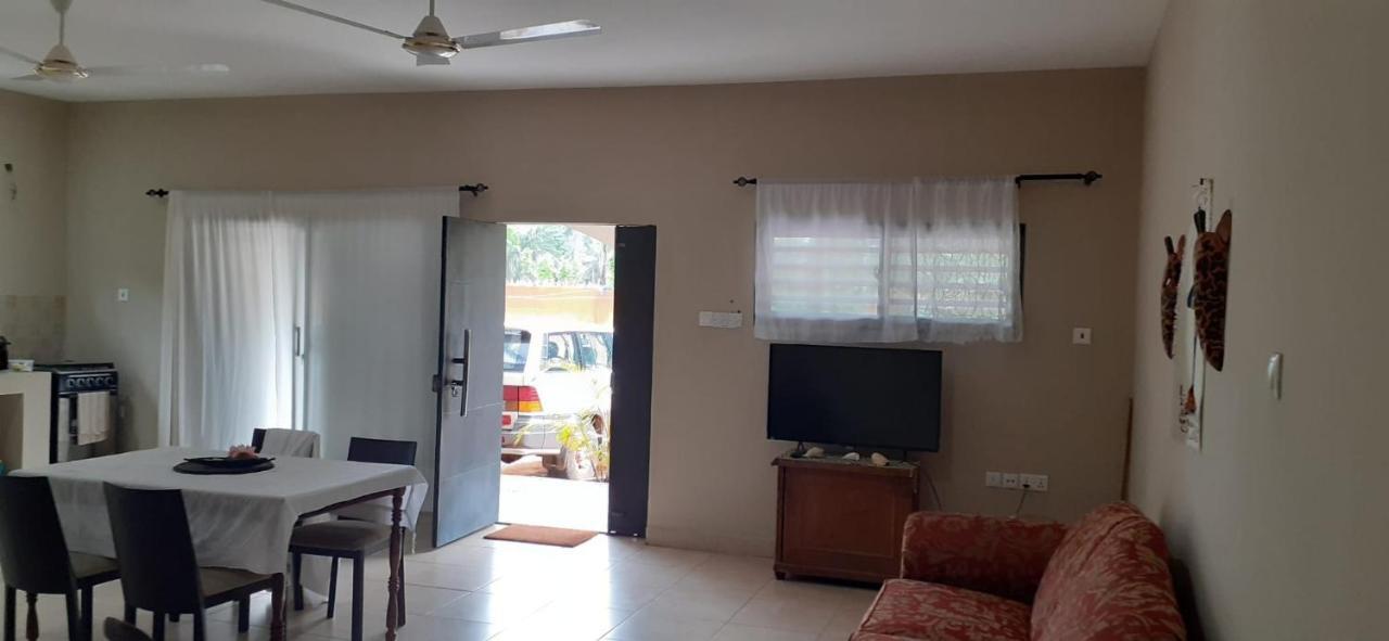 Pombo Kunda Villa Sanyang Buitenkant foto