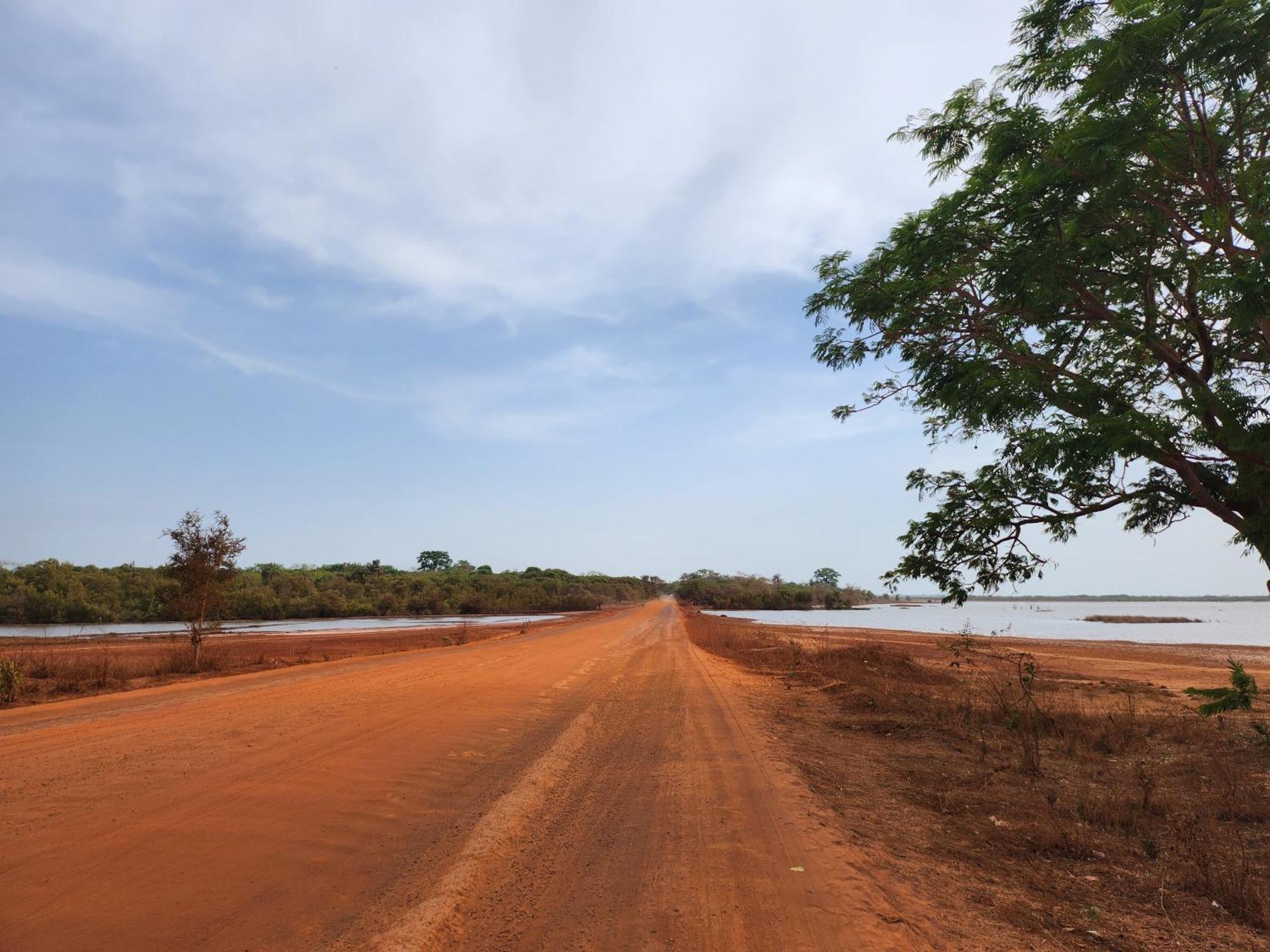 Pombo Kunda Villa Sanyang Buitenkant foto